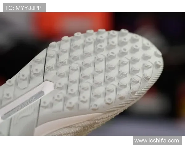 李宁携手足球明星打造全新系列球鞋引领运动时尚潮流