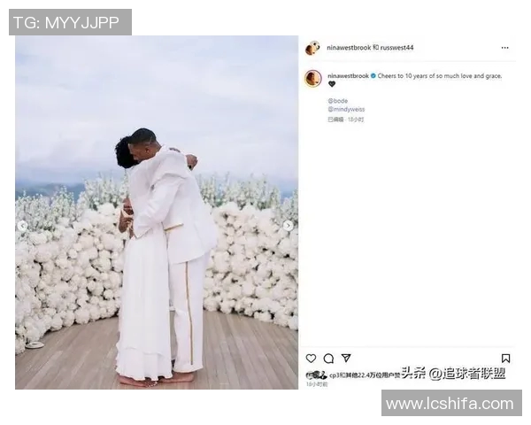 足球明星携爱妻共度浪漫生日庆典温馨时刻尽显甜蜜爱情