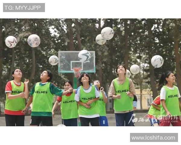 足球明星带球瞬间与女孩梦想交汇的美丽画面