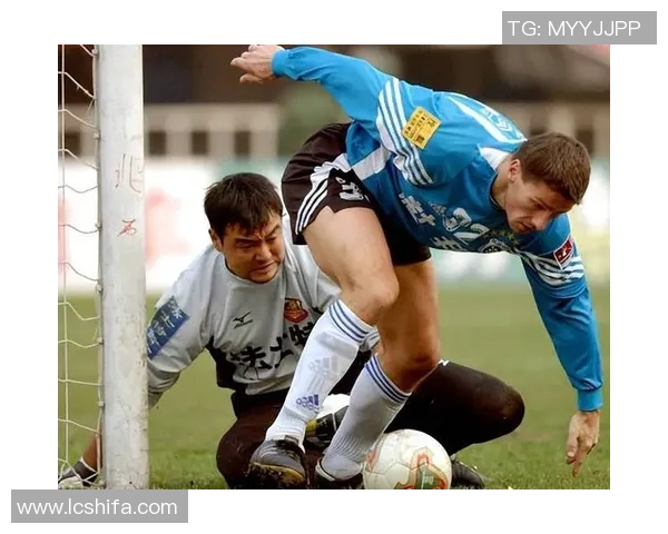 足球明星踢球失误意外打碎玻璃引发的趣味故事与意外反响